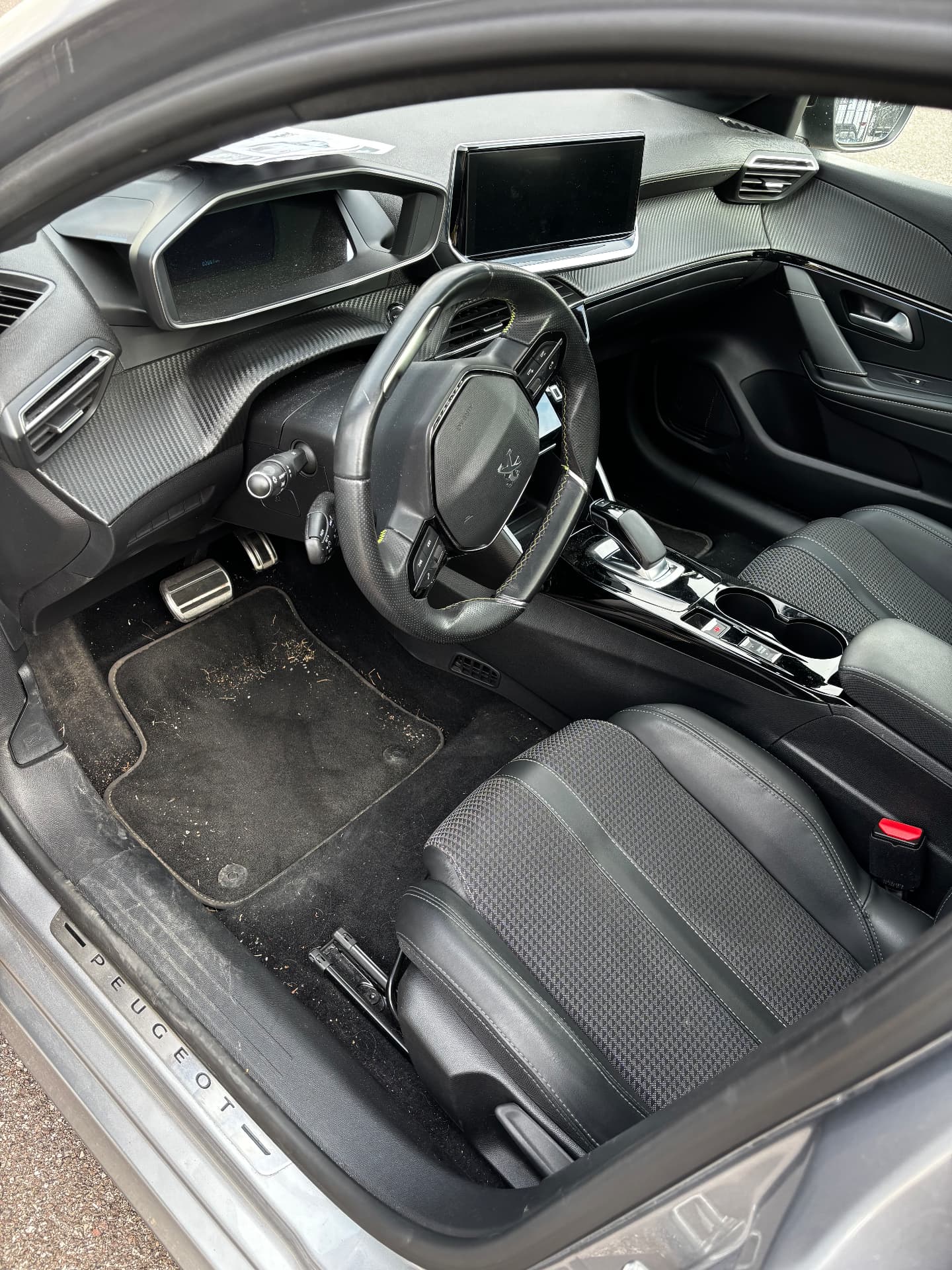 Sièges de voiture encrassés avant intervention