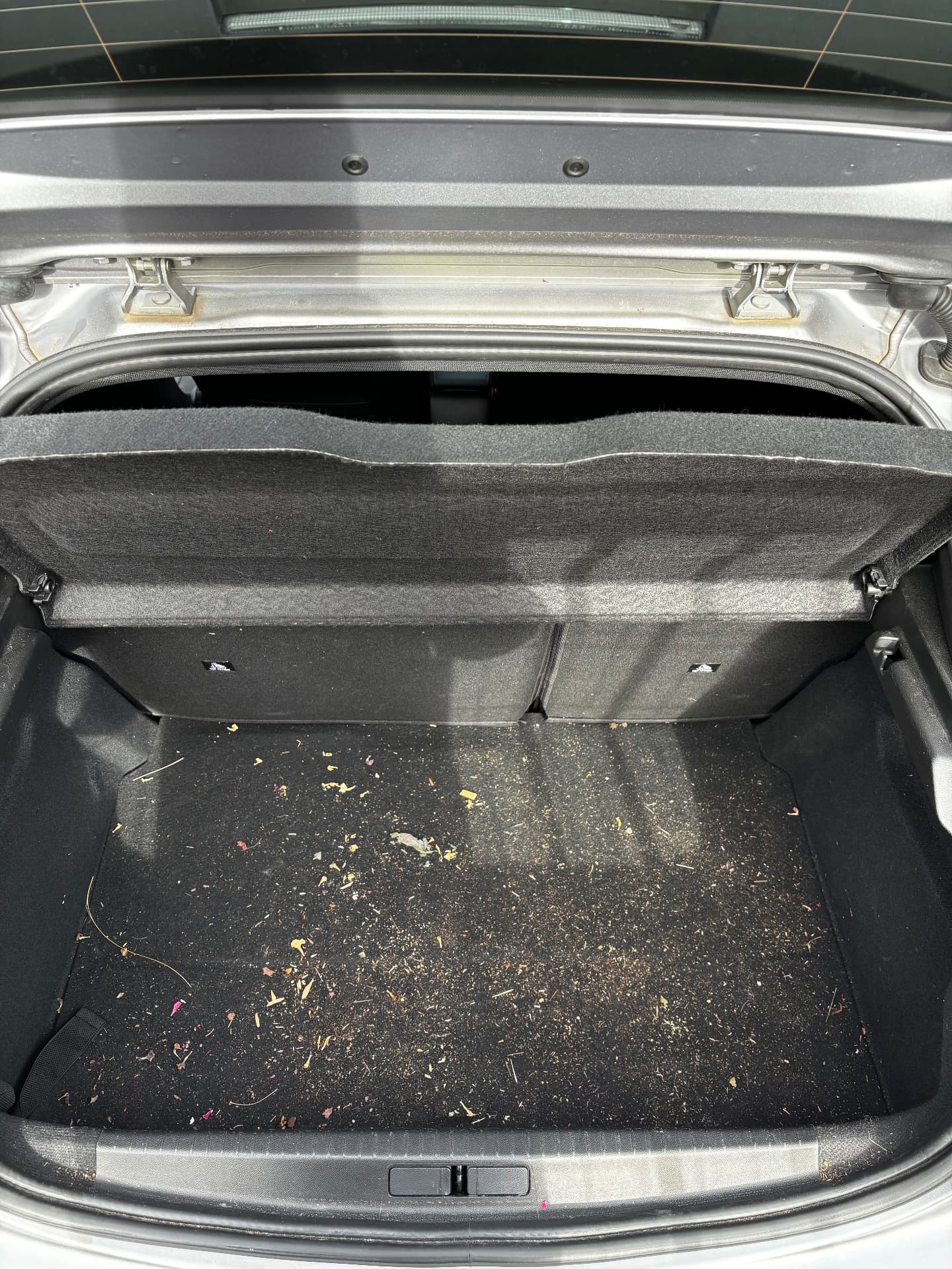 Coffre automobile très encrassé avant le nettoyage Nettcleanservice